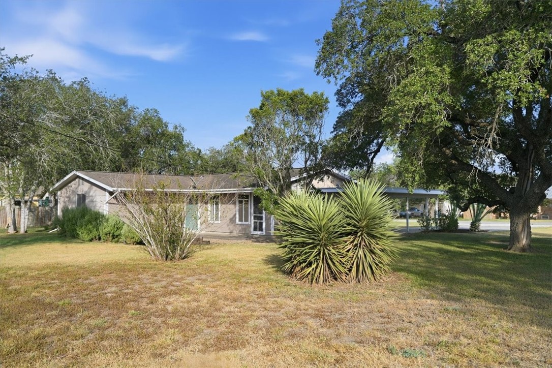 902 Bowie Street George West TX 78022