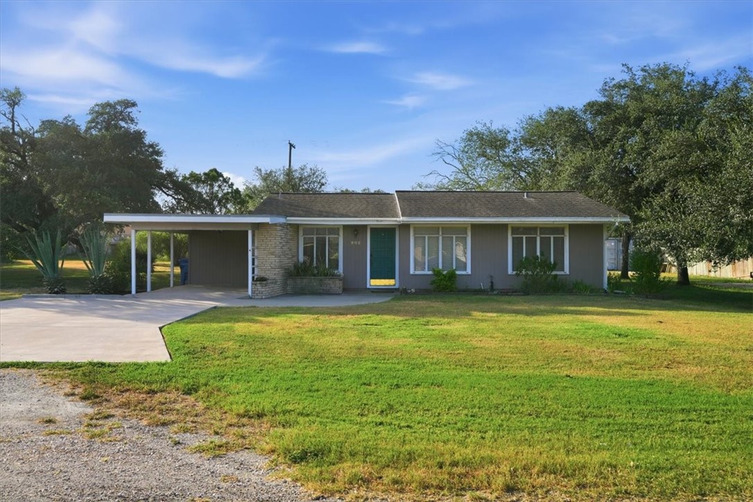 902 Bowie Street George West TX 78022