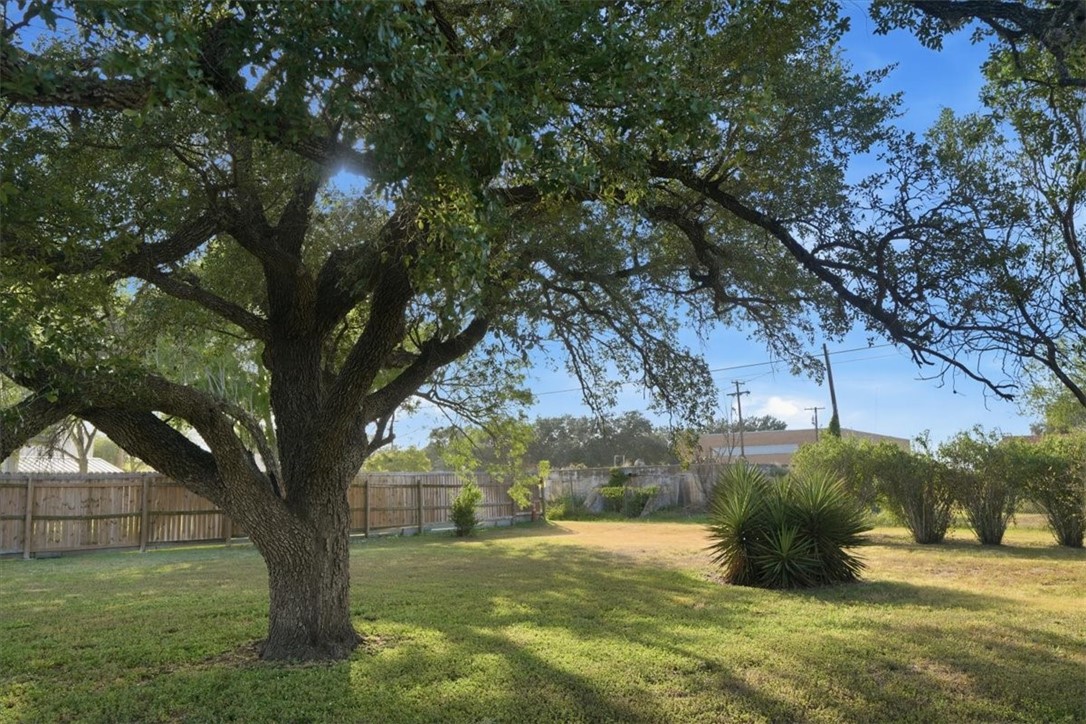 902 Bowie Street George West TX 78022