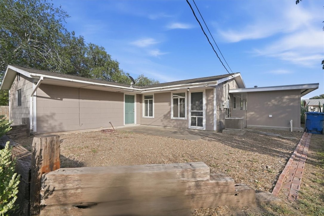 902 Bowie Street George West TX 78022