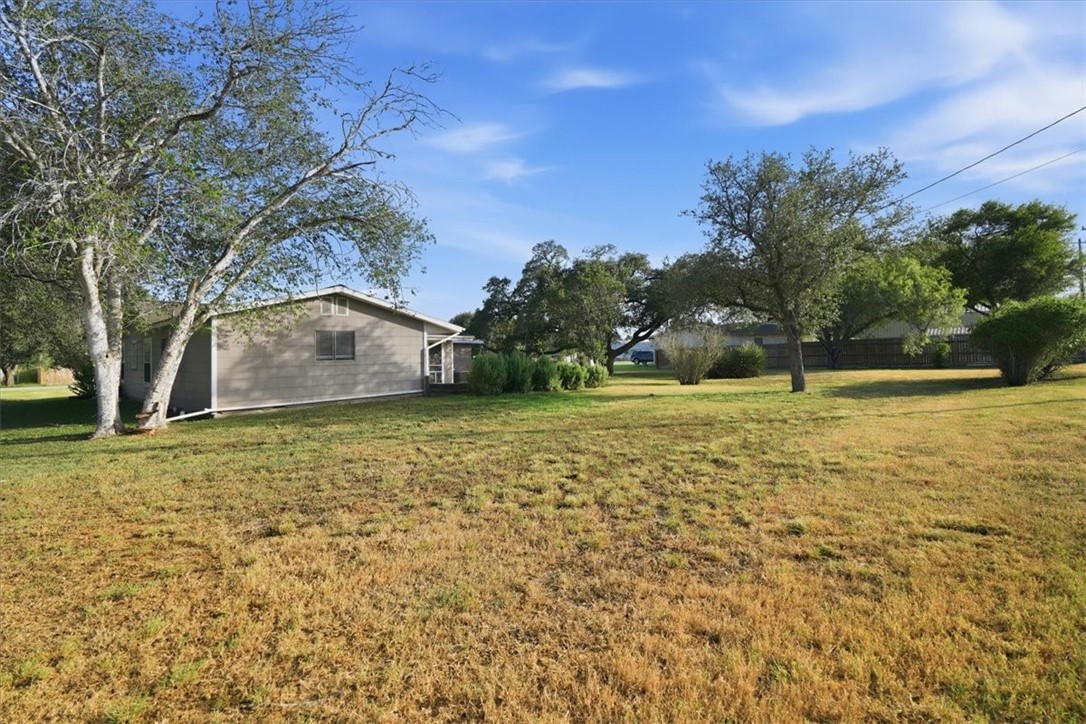 902 Bowie Street George West TX 78022