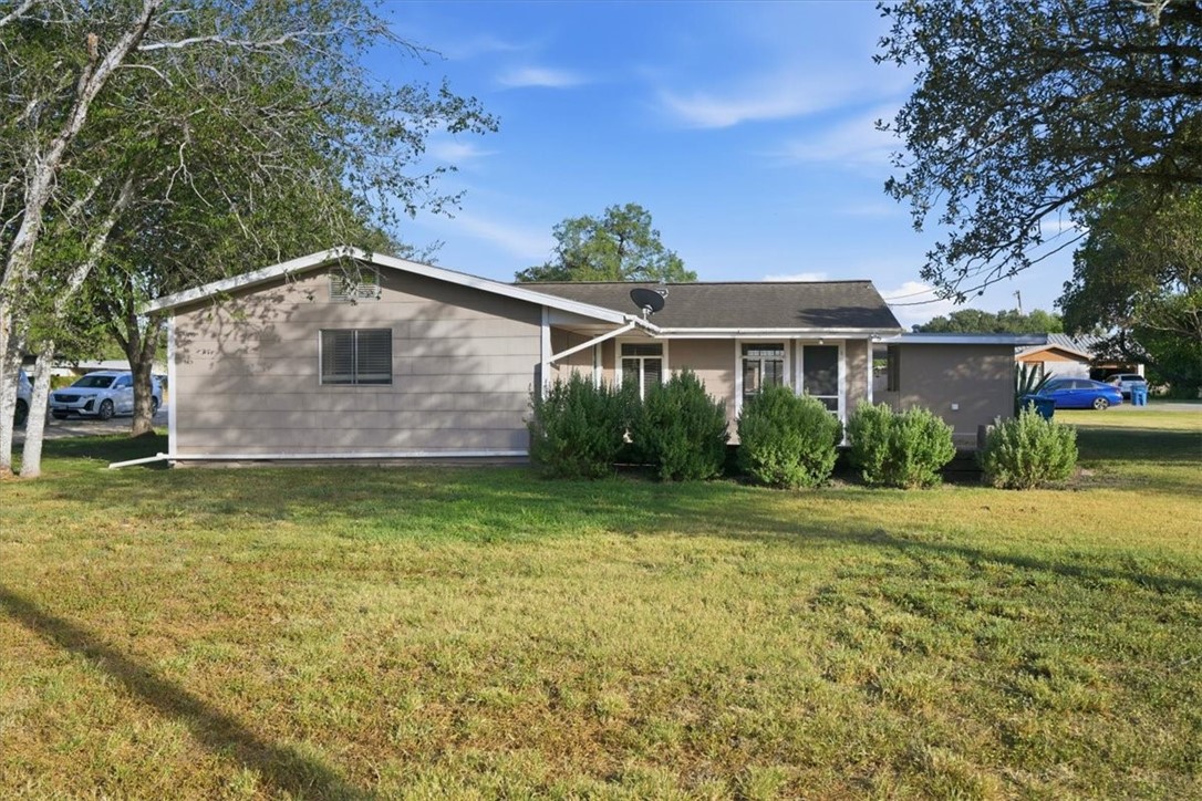 902 Bowie Street George West TX 78022