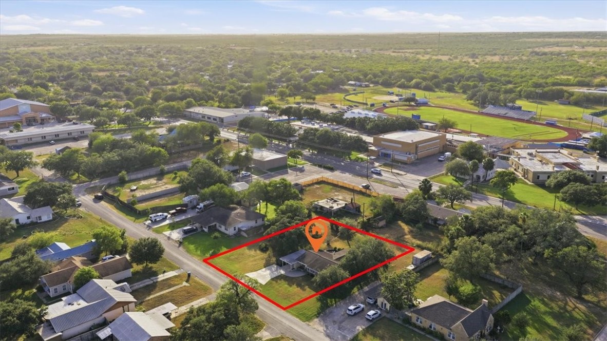 902 Bowie Street George West TX 78022