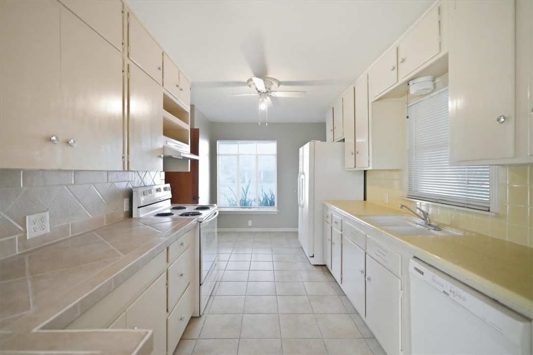 902 Bowie Street George West TX 78022