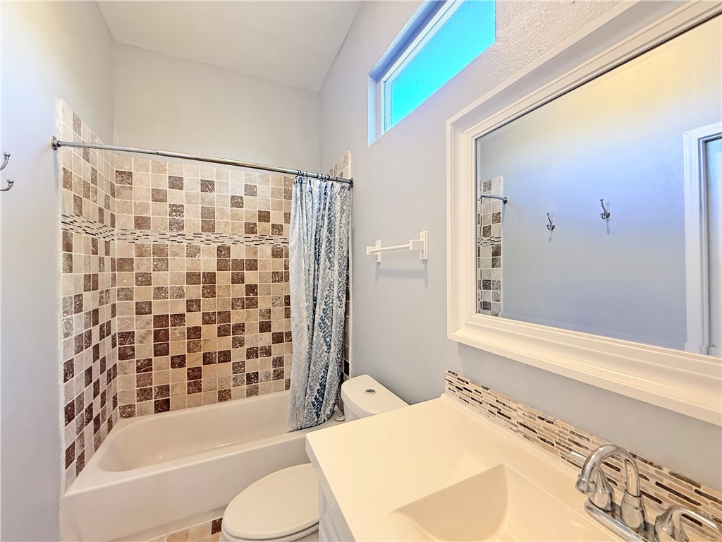 129 S Verne Street Rockport TX 78382