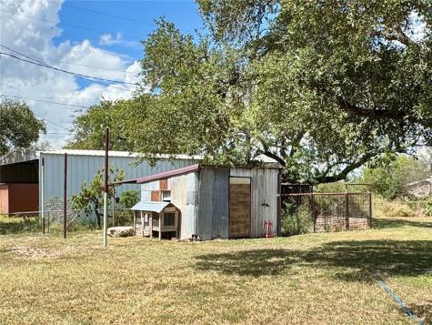 1503 N Hill Street N Three Rivers TX 78071