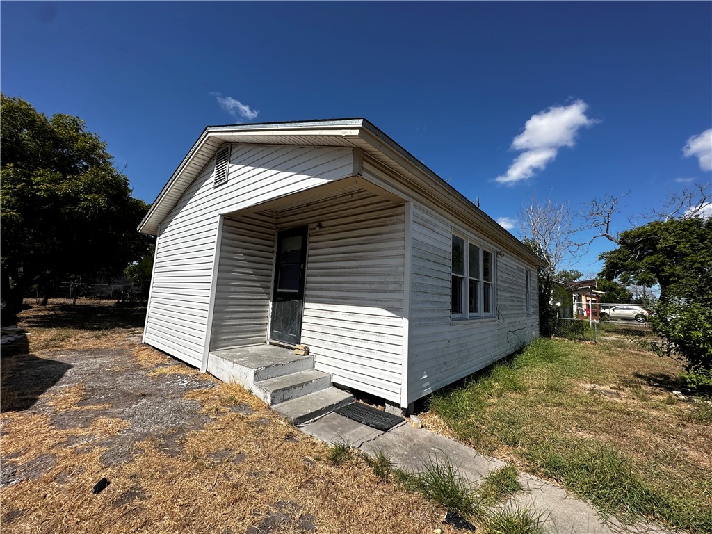611 Lopez Street Robstown TX 78380