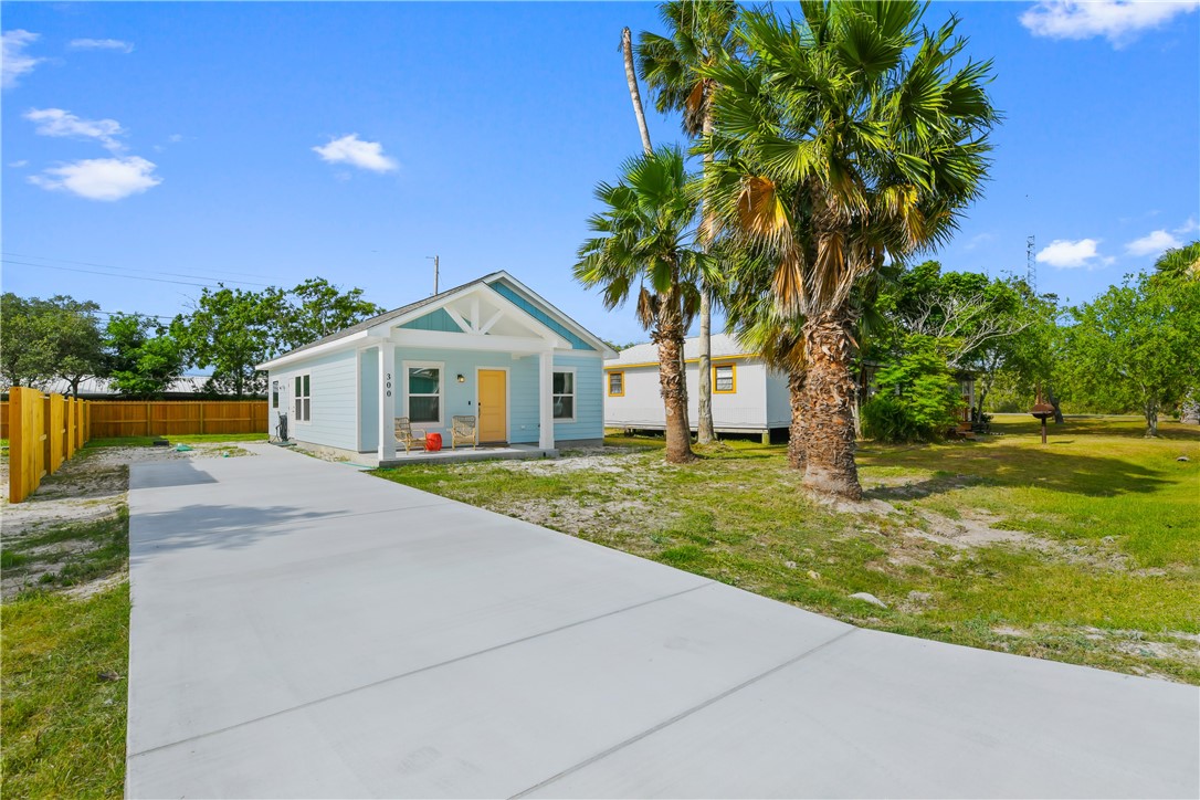 300 Rustic Oak Rockport TX 78382