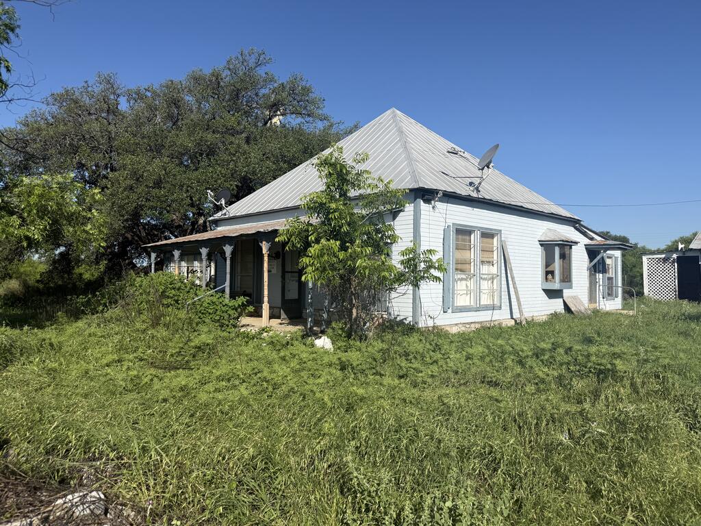 607 Leon Street London TX 76854