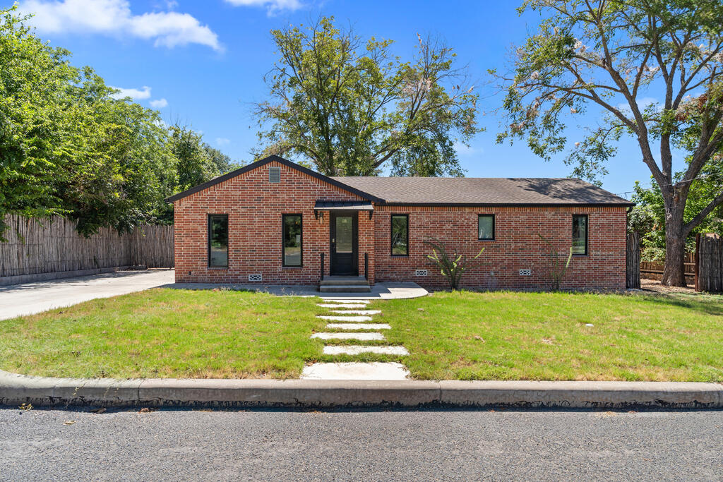 109 S Bowie Fredericksburg TX 78624