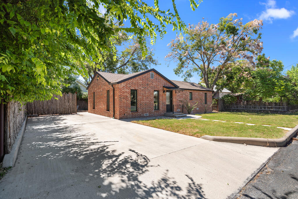 109 S Bowie Fredericksburg TX 78624