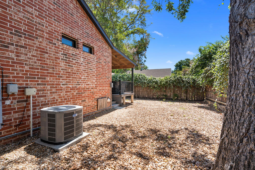 109 S Bowie Fredericksburg TX 78624