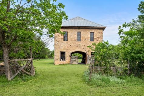 426 E Ranch Road 962 Round Mountain TX 78663
