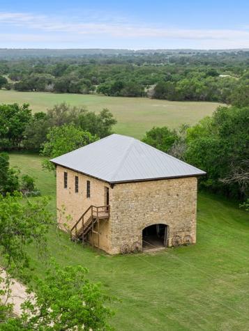 426 E Ranch Road 962 Round Mountain TX 78663