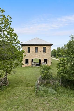 426 E Ranch Road 962 Round Mountain TX 78663