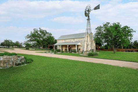 271 Smokehouse Road Fredericksburg TX 78624