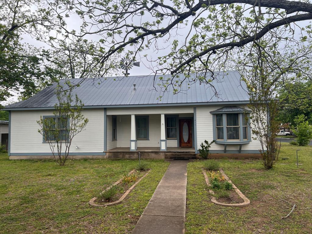 211 W Hackberry Street Fredericksburg TX 78624