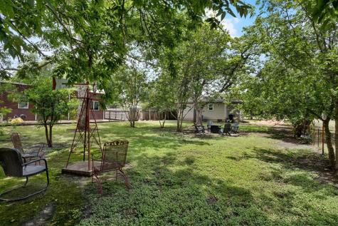 305 S Bowie Fredericksburg TX 78624
