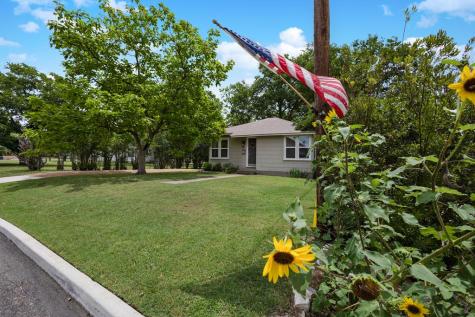305 S Bowie Fredericksburg TX 78624