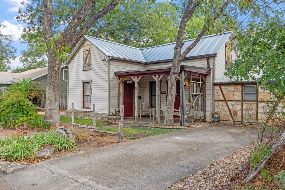 207 S Bowie Fredericksburg TX 78624