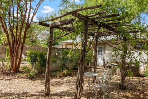 207 S Bowie Fredericksburg TX 78624