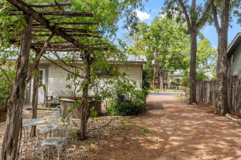 207 S Bowie Fredericksburg TX 78624
