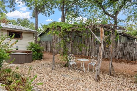 207 S Bowie Fredericksburg TX 78624