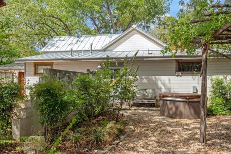 207 S Bowie Fredericksburg TX 78624