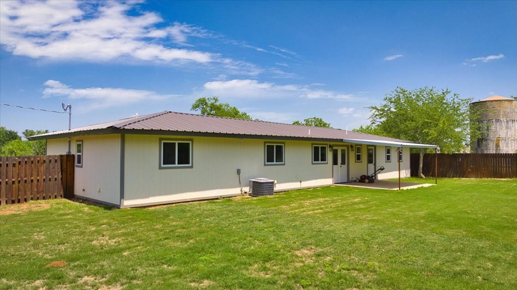 1211 Collins Street Mason TX 76856