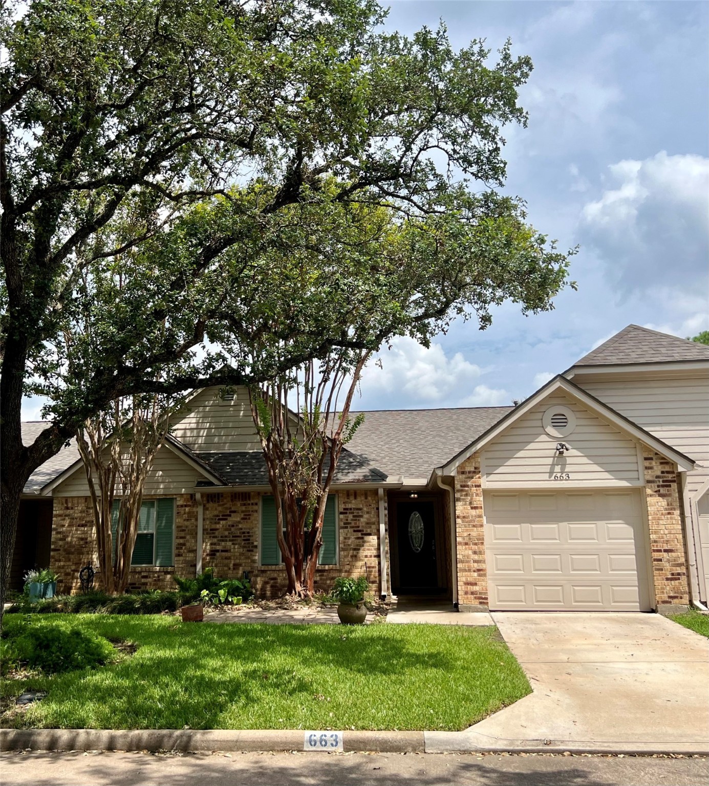 663 E Country Grove Circle Pearland TX 77584