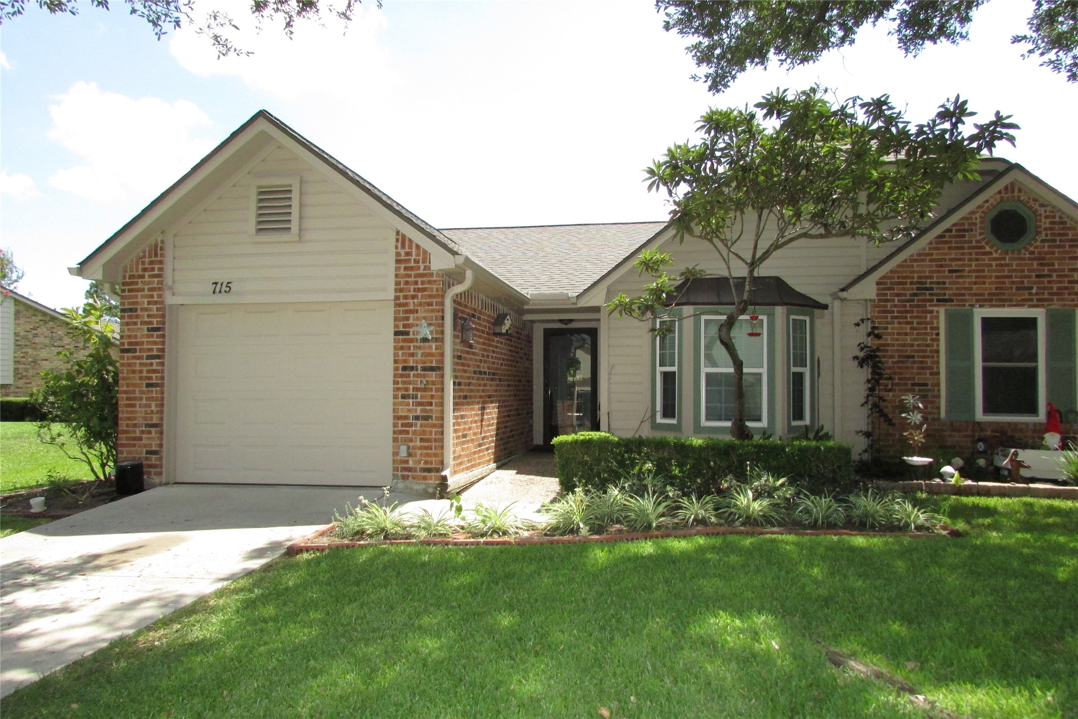 715 E Country Grove Circle Pearland TX 77584