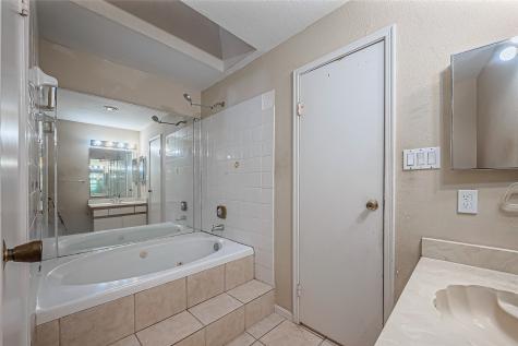 9850 Pagewood Lane 1207 Houston TX 77042