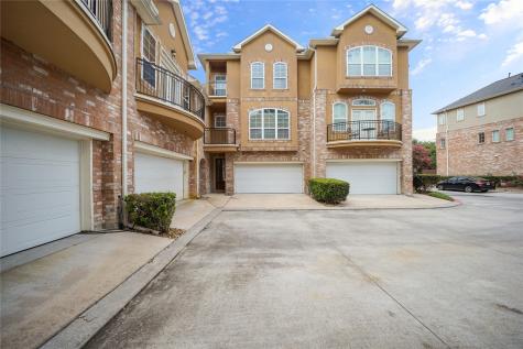 11 Versante Court Houston TX 77070