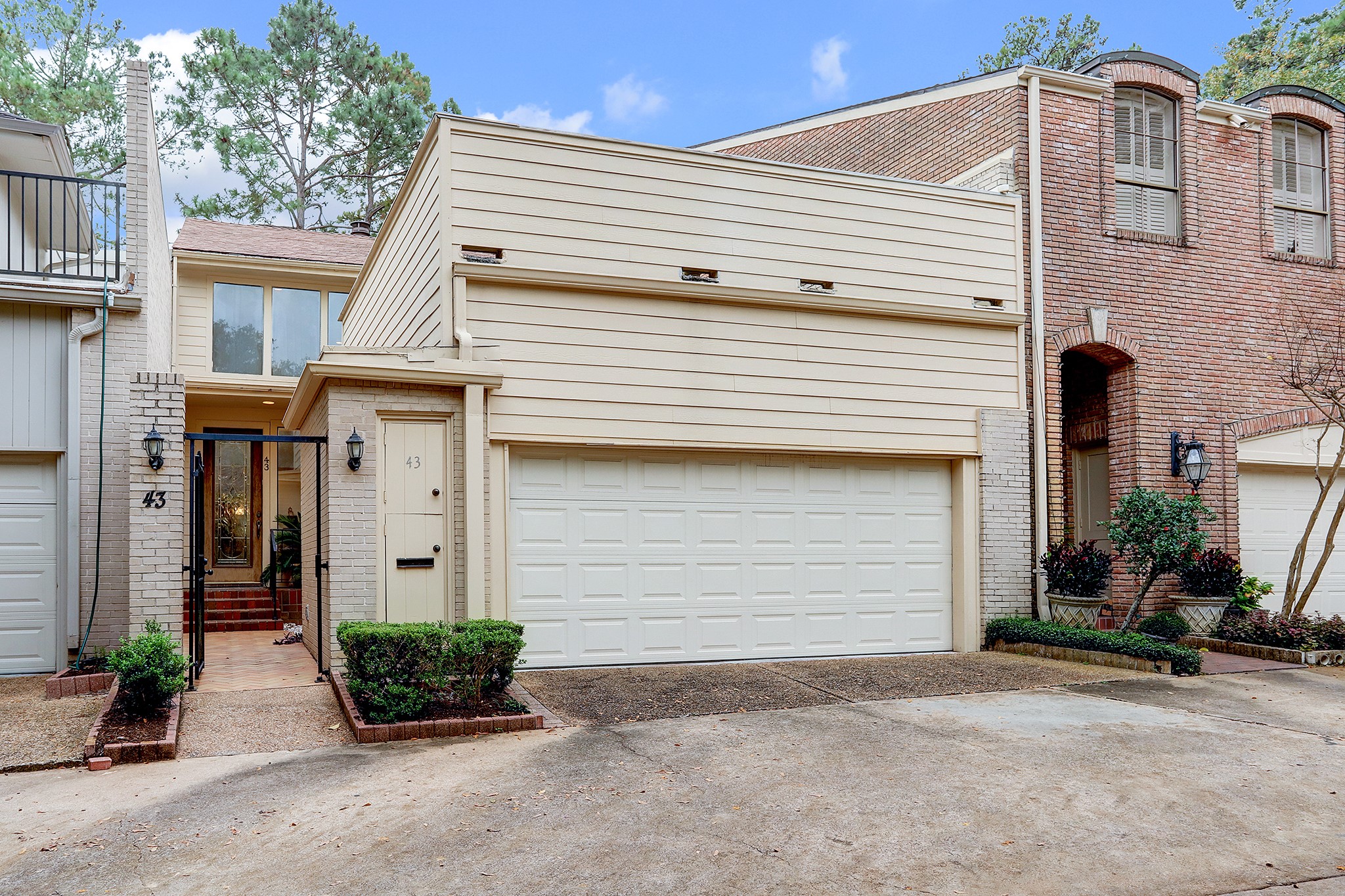 10 S Briar Hollow Lane 43 Houston TX 77027
