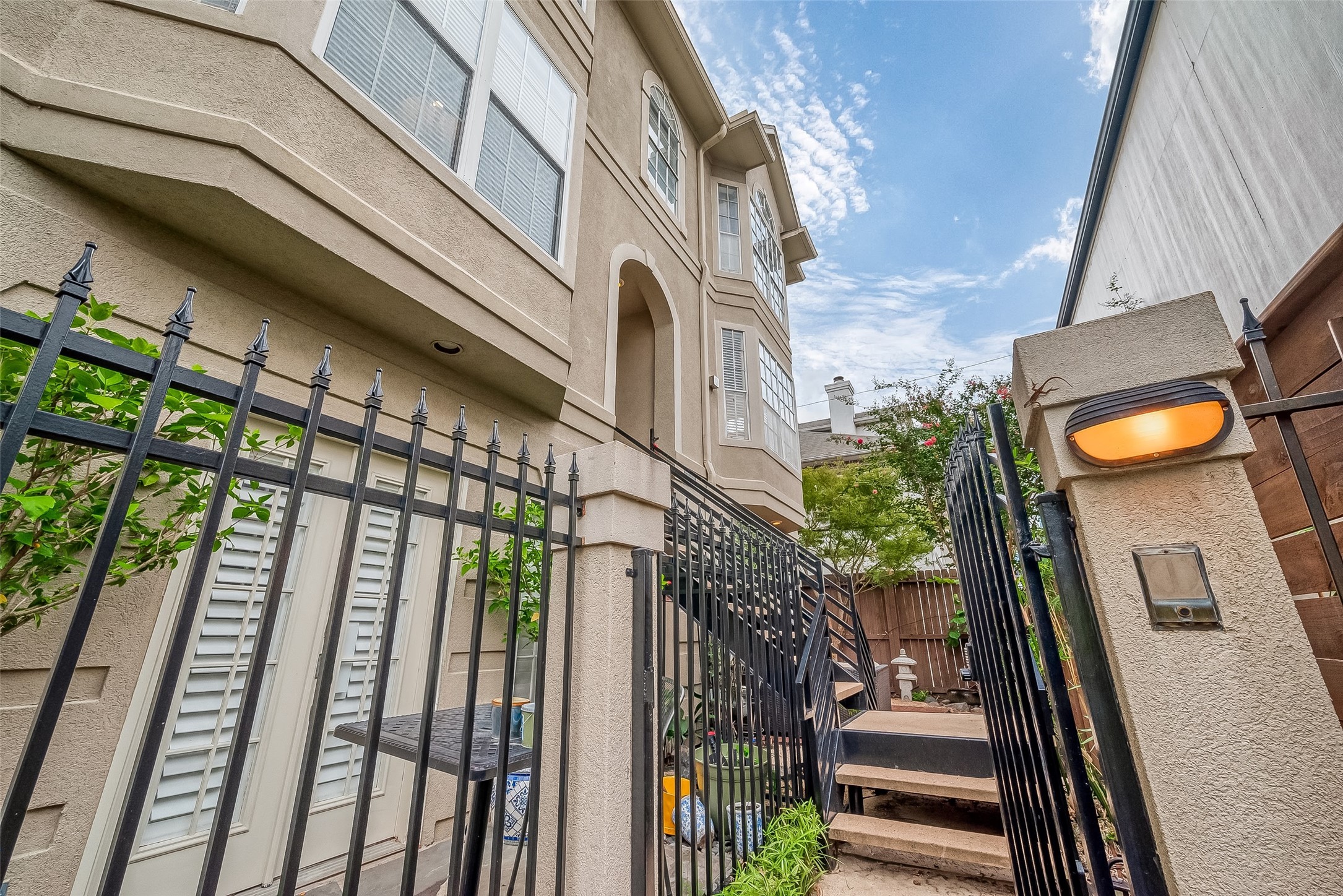 1950 W Bell Street Houston TX 77019