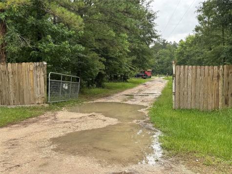 1338 County Road 318 Cleveland TX 77327