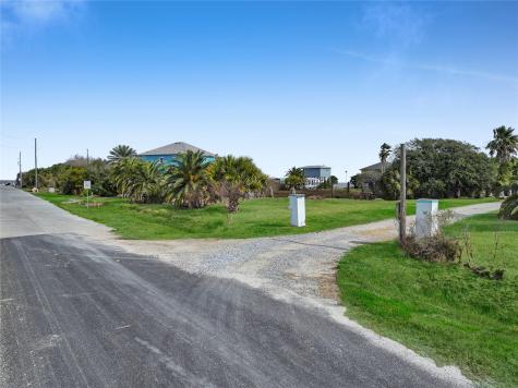 1250 Yacht Basin Gilchrist TX 77617