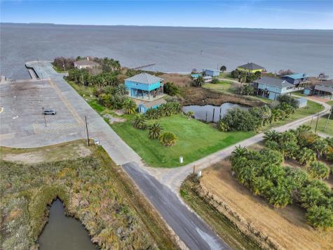 1250 Yacht Basin Gilchrist TX 77617