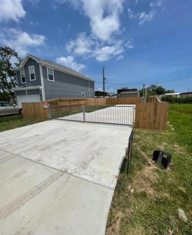 135 Dolphin Harbor Harbor N Baytown TX 77523