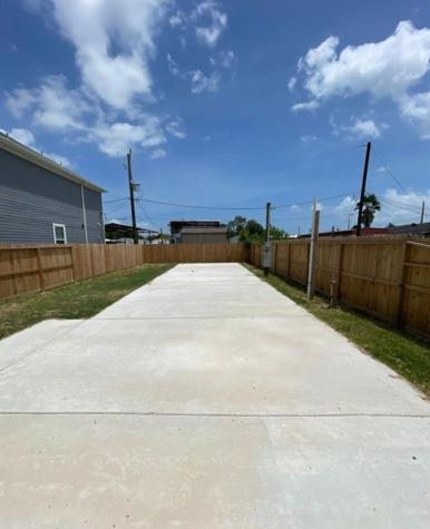 135 Dolphin Harbor Harbor N Baytown TX 77523