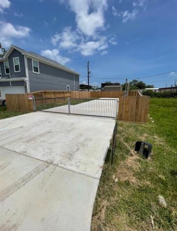 135 Dolphin Harbor Harbor N Baytown TX 77523