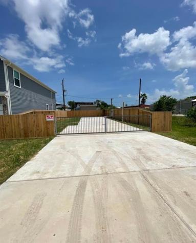 135 Dolphin Harbor Harbor N Baytown TX 77523