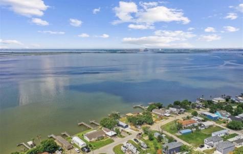 135 Dolphin Harbor Harbor N Baytown TX 77523