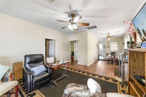 109 Carl Street Houston TX 77009