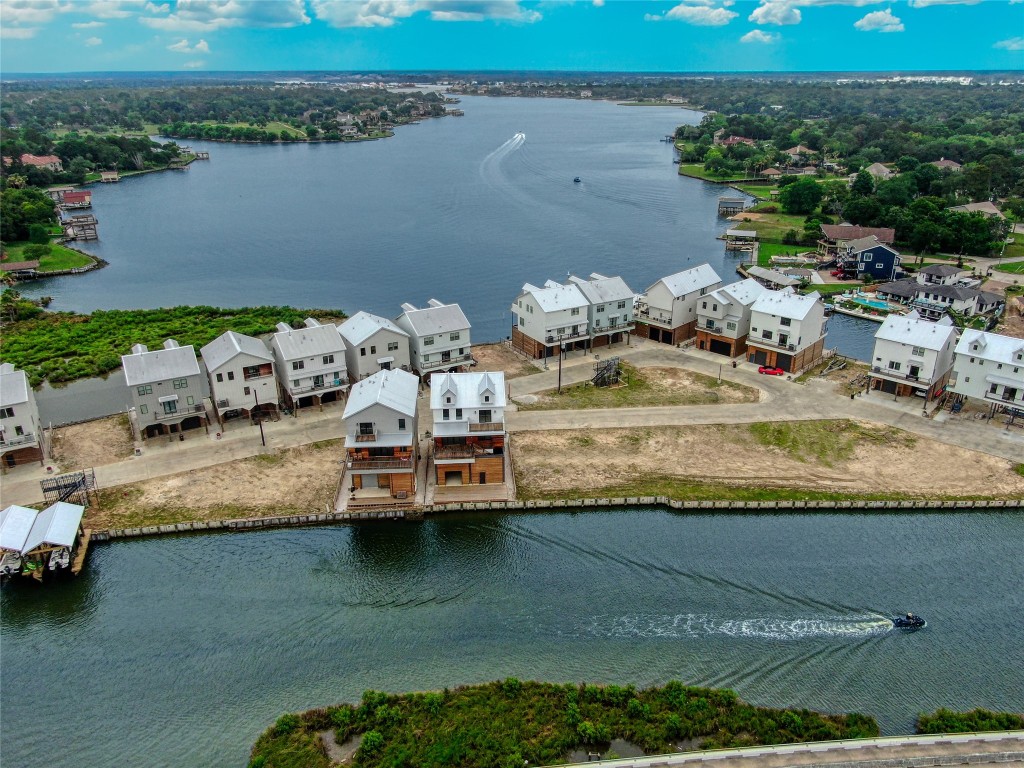 24 Cmdr Runco Lane Taylor Lake Village TX 77586