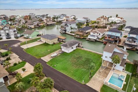 1223 Maui Drive Tiki Island TX 77554