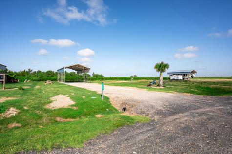 1065 Canal Gilchrist TX 77617