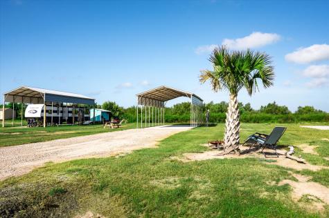 1065 Canal Gilchrist TX 77617