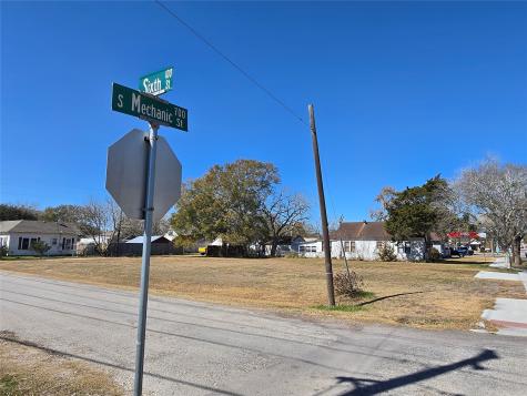 612 S Mechanic Street El Campo TX 77437