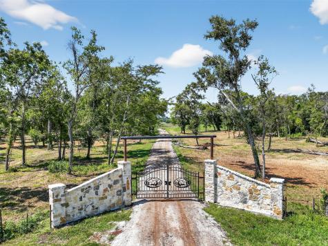 107 Fulbright Drive Angleton TX 77515
